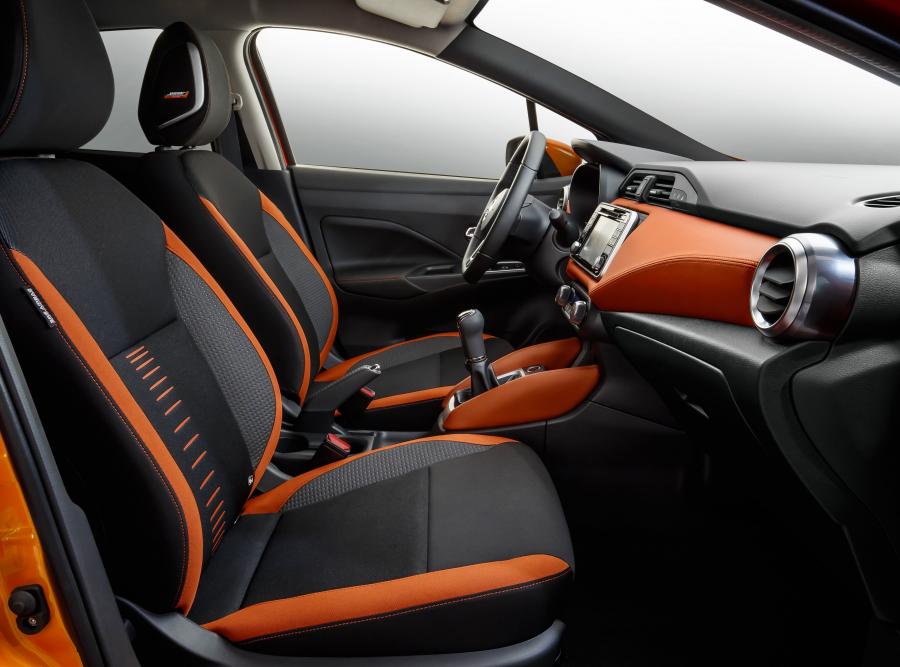 Интерьер Nissan Micra 2016 года  (фото 7 из 22)